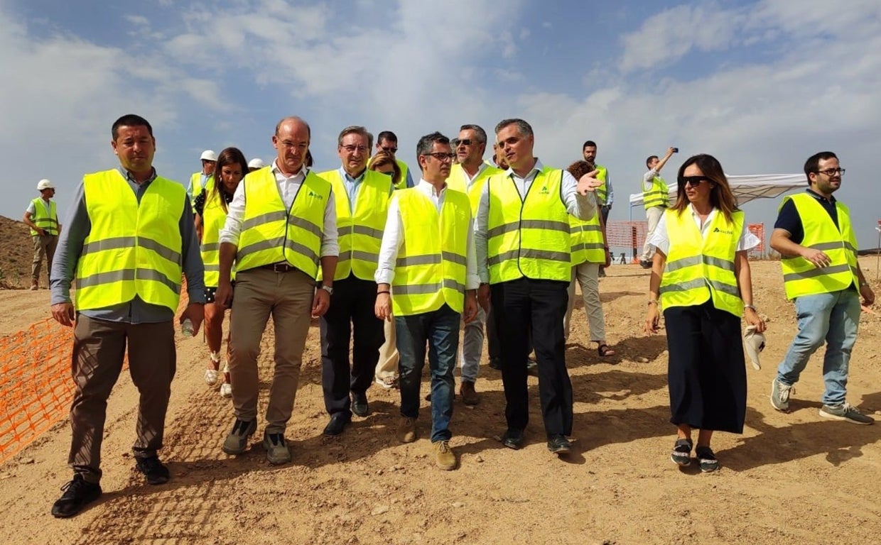 El ministro Félix Bolaños, junto a otras autoridades, durante la visita a las obras del AVE en Almería.