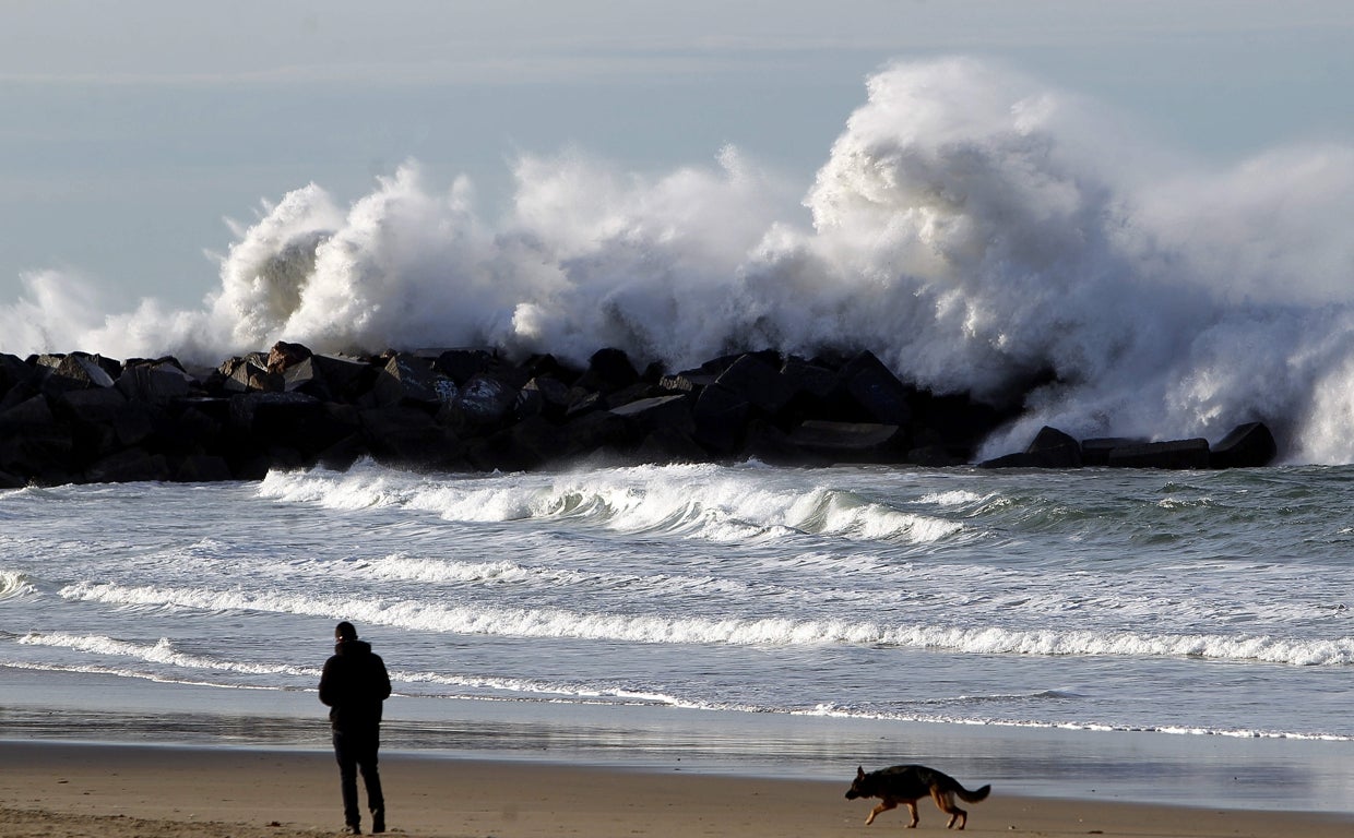 La mujer fue rescatada a 100 metros de las rocas, en mitad del mar, cerca de la zona de la punta del Monpás.