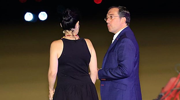 El Ministro de Asuntos Exteriores, Unión Europea y Cooperación, José Manuel Albares (d), y la Secretaria de Estado de Migraciones, Isabel Castro Fernández, esperan a un grupo de unos 294 excolaboradores afganos