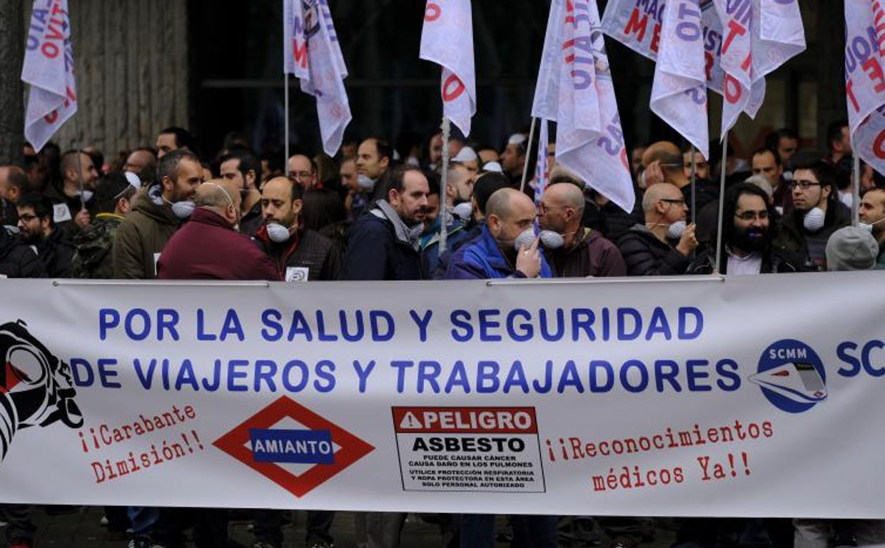 Protesta de los trabajadores y familiares de empleados de Metro a las puertas de los juzgados de Plaza de Castilla
