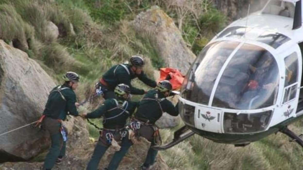 Rescatados en Granada cuatro montañeros que se quedaron enriscados en un descenso