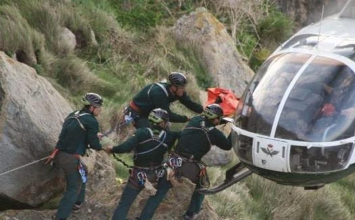 Agentes del Grupo de Montaña de la Guardia Civil, durante un rescate