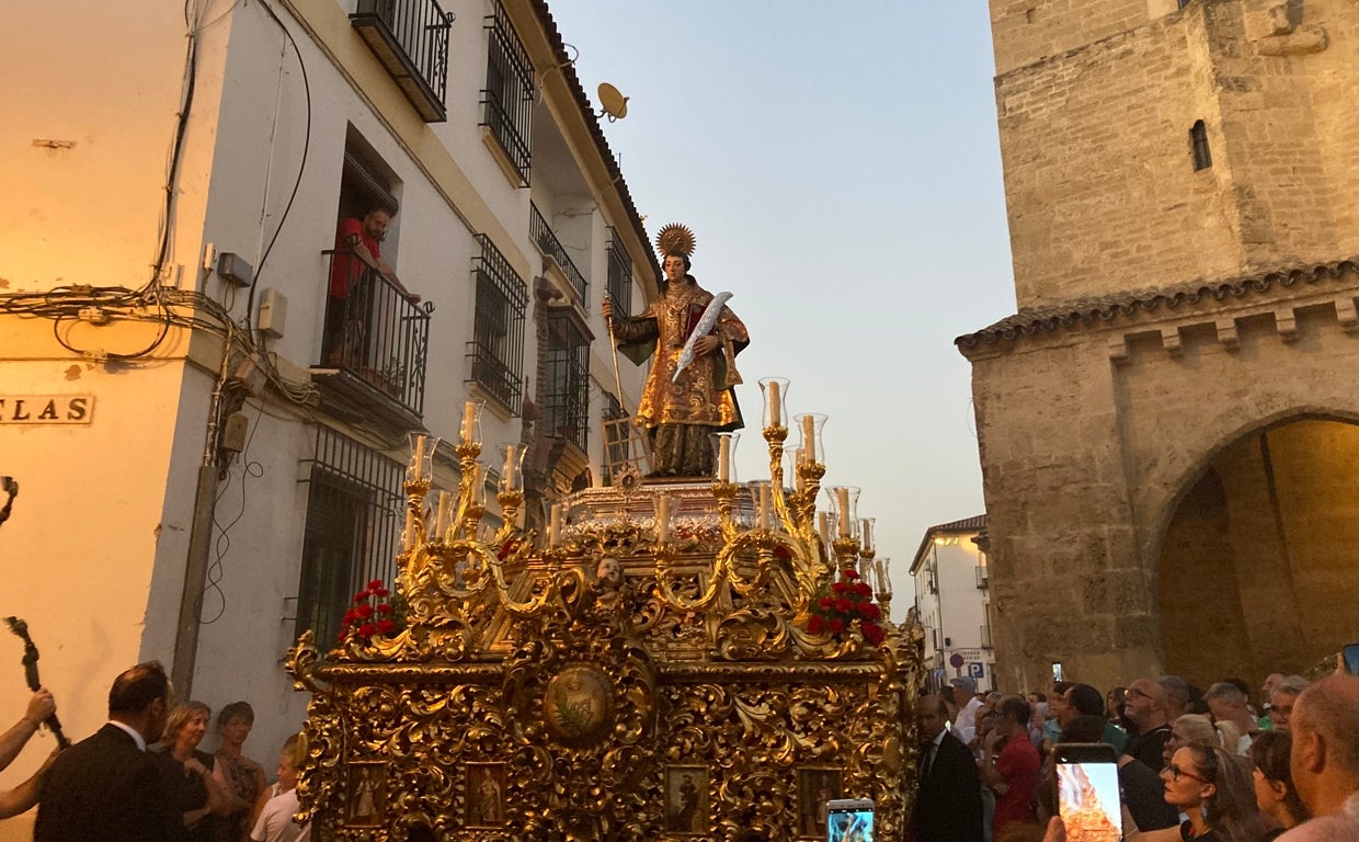 San Lorenzo recibe el cálido fervor popular en su vuelta a las calles de Córdoba