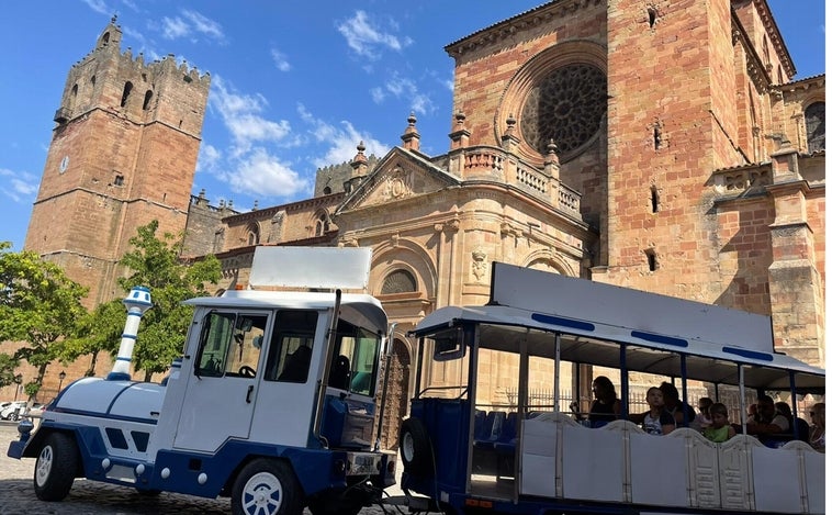 La localidad de Sigüenza estrena tren turístico