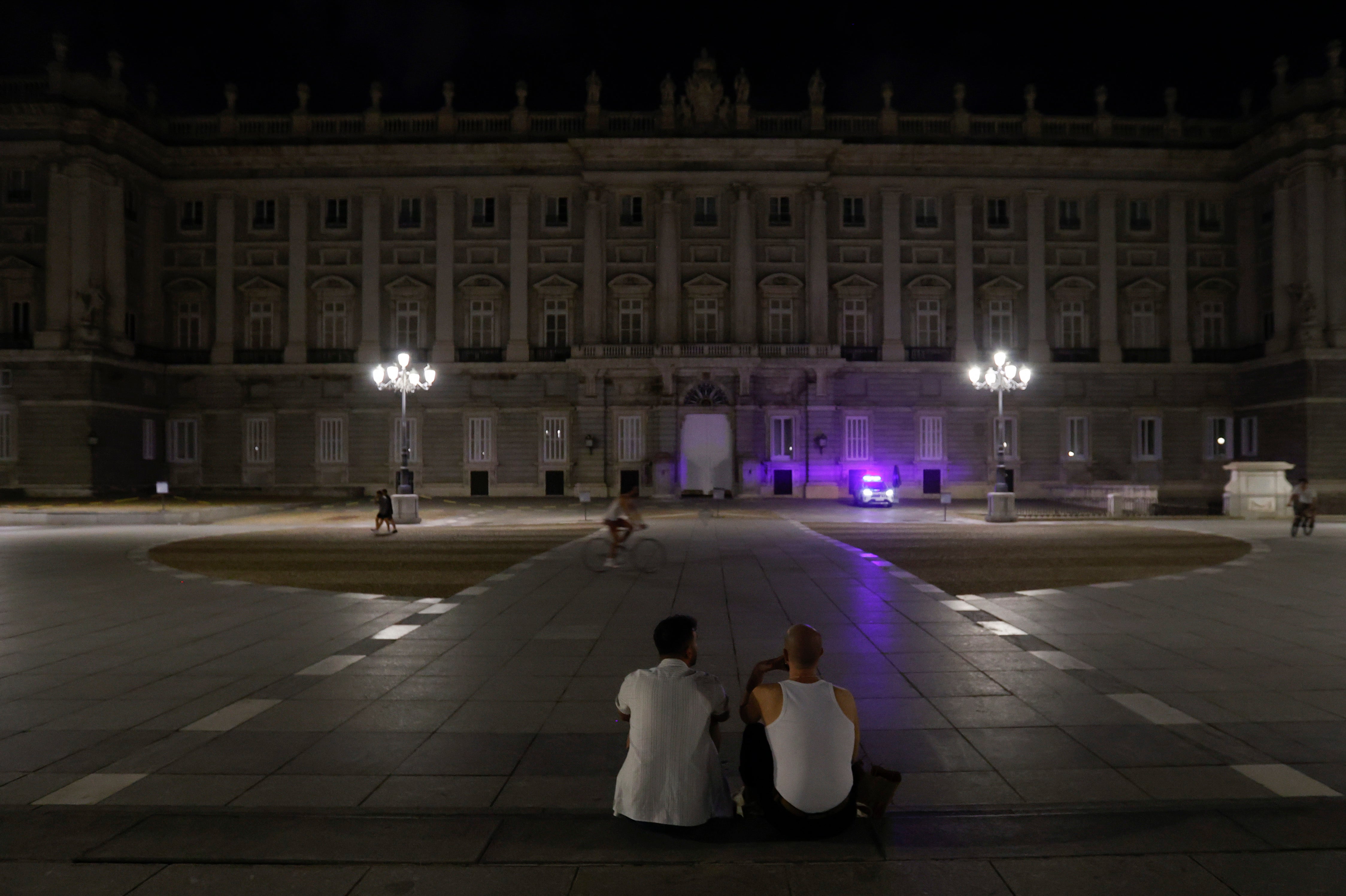 El Palacio Real con las luces apagadas en aplicación del decreto de ahorro energético.