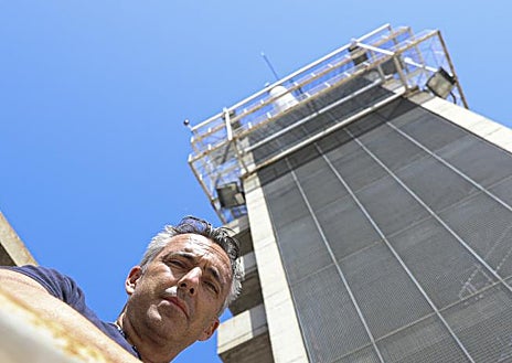Imagen secundaria 1 - Arriba el piloto Antonio Martínez. Sobre estas líneas Carlos Novillo junto a la torre de entrenamiento y un momento casual del acondicionamiento diario. 