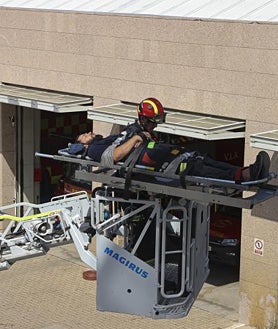 Imagen secundaria 2 - Arriba el piloto Antonio Martínez. Sobre estas líneas Carlos Novillo junto a la torre de entrenamiento y un momento casual del acondicionamiento diario. 