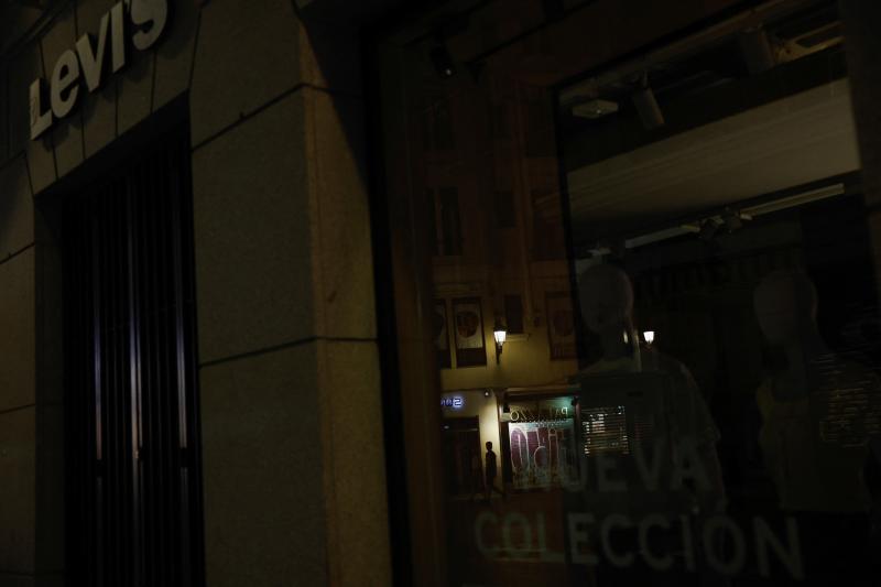 La tienda Levi's en Madrid, apagada durante la noche.