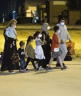 Imagen secundaria 2 - Varias de las familias en la base aérea de Torrejón de Ardoz