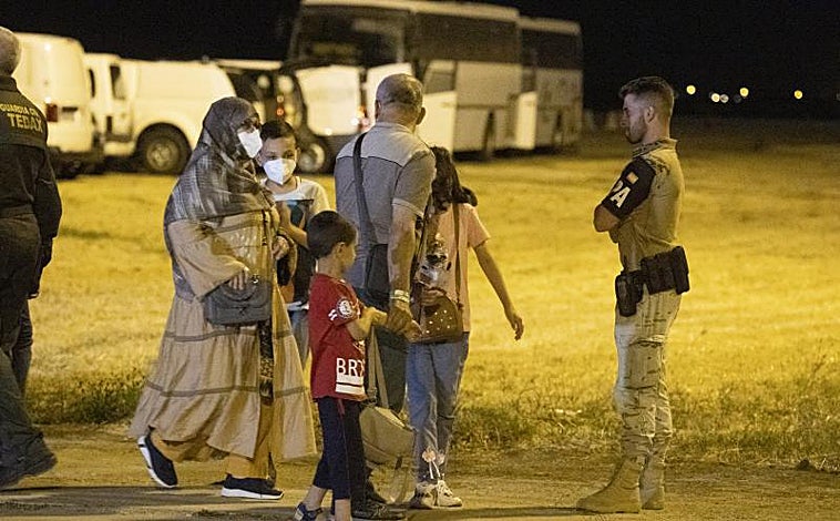 Imagen principal - Varias de las familias en la base aérea de Torrejón de Ardoz