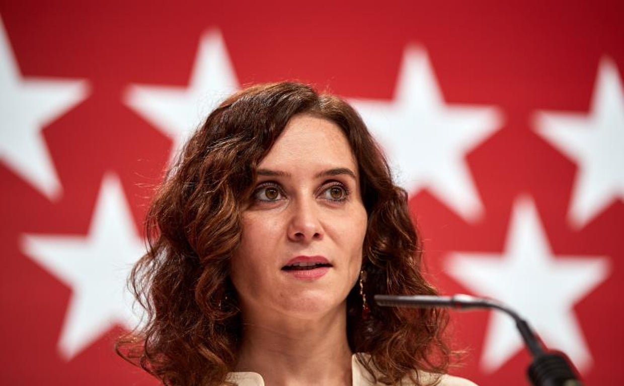 La presidenta de la Comunidad de Madrid, Isabel Díaz Ayuso (c), en 2021, durante una rueda de prensa en la Real Casa de Correos de Madrid