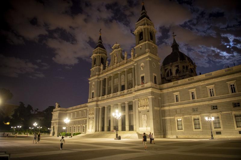 La Almudena, apaga durante la noche.