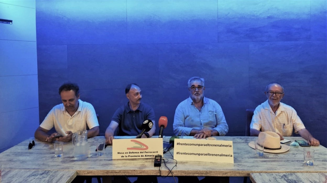 La mesa del tren de Almería se encomienda a la Virgen del Mar para conseguir un «tren digno»