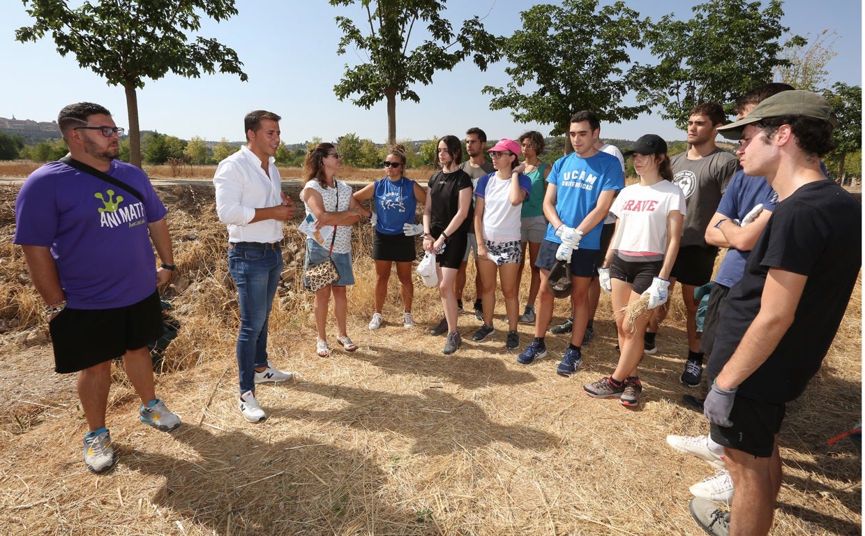 Grupo de voluntarios en el yacimiento arqueológico de Vega Baja