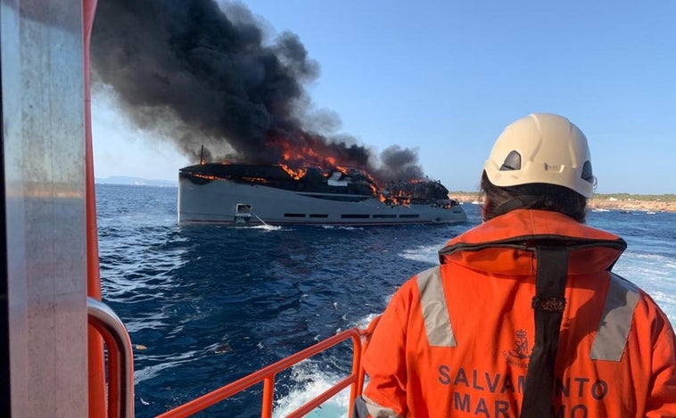 Un espectacular incendio destruye un gran yate de lujo en Formentera