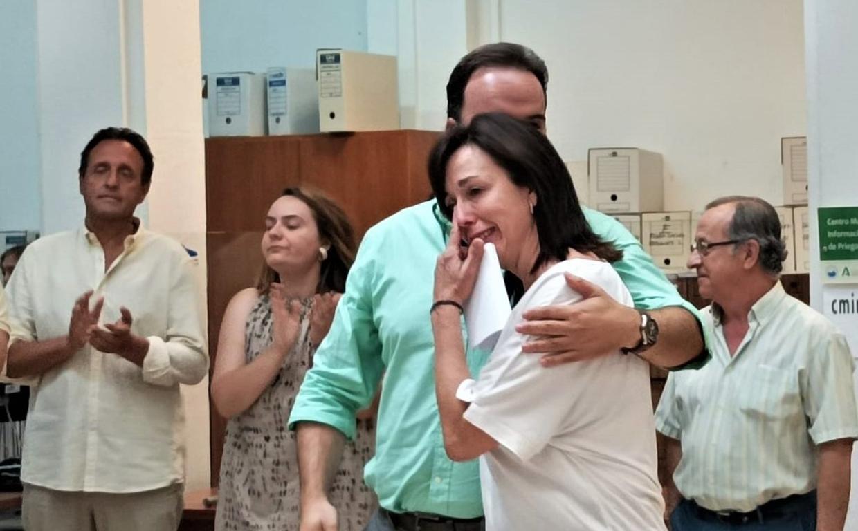 María Luisa Ceballos se abraza, emocionada, a su sustituto, Juan Ramón Valdivia