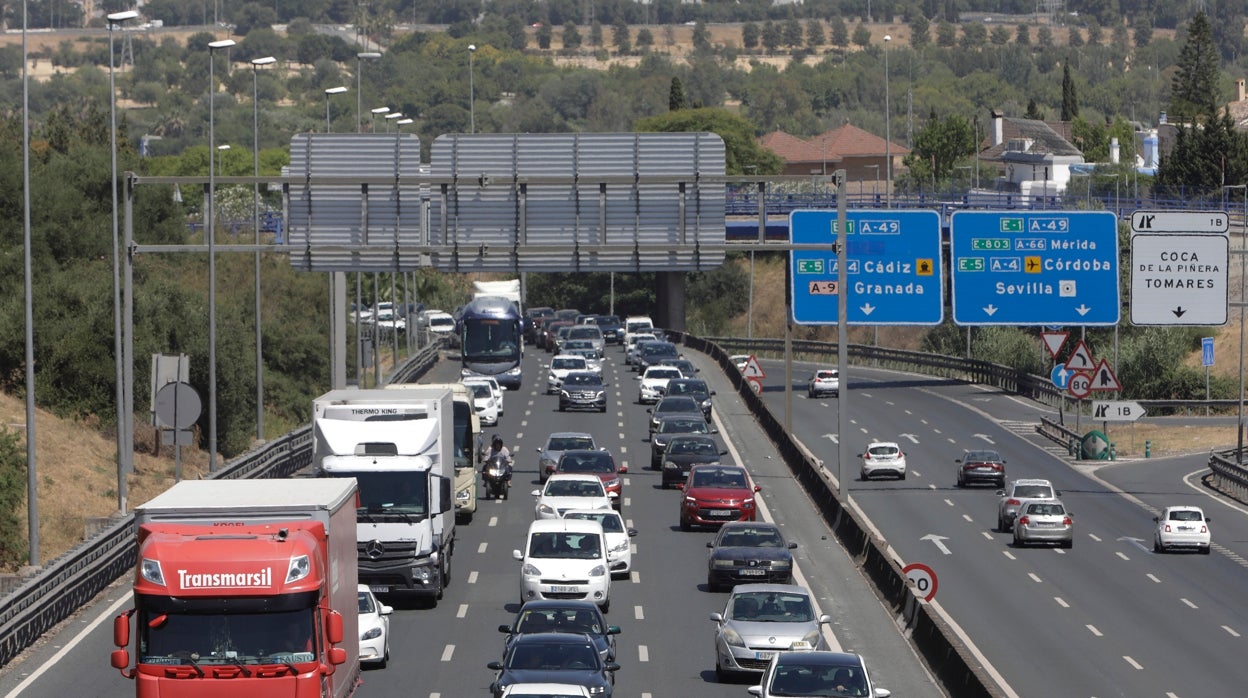 Tráfico en el puente de agosto en Andalucía: estas son las carreteras y las horas más problemáticas