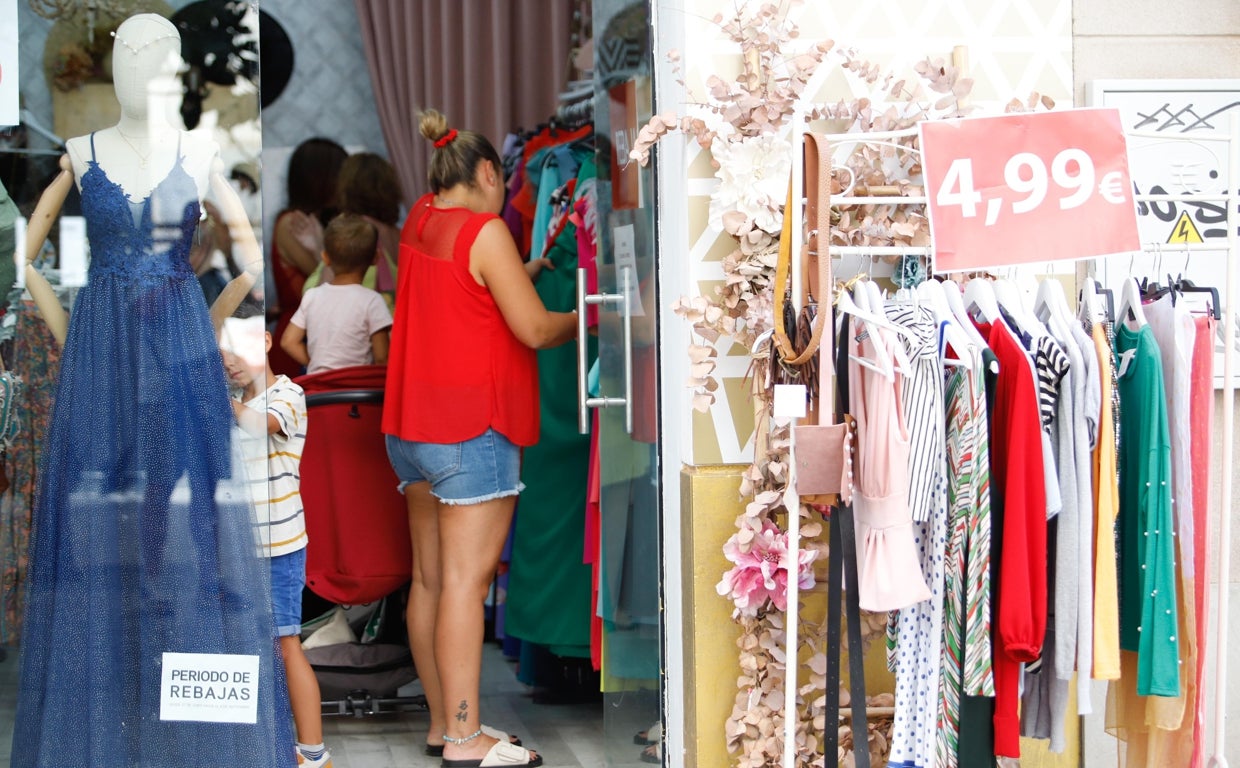 La ropa y el calzado han bajado en el último mes en Córdoba por las rebajas