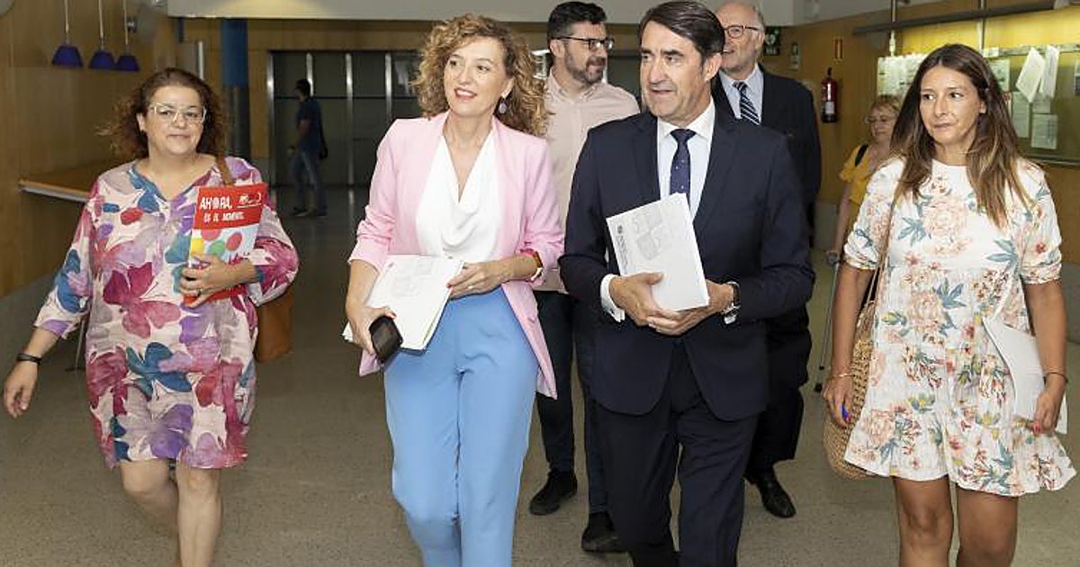 Juan Carlos Suárez-Quiñones junto a la directora general de Vivienda y representantes de los sindicatos y la CEOE