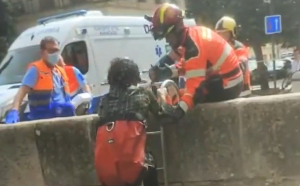 Momento en el que el hombre es rescatado por los bomberos