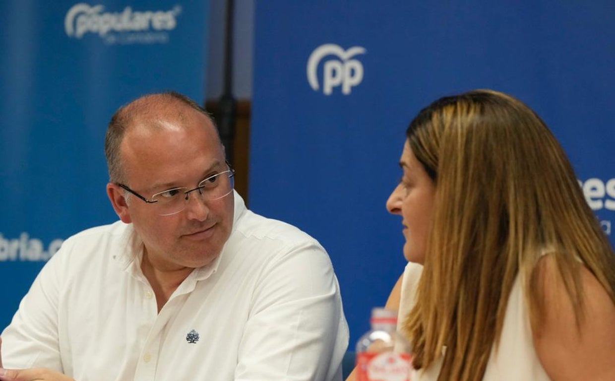 El vicesecretario de Organización, Miguel Tellado, junto a la presidenta del PP en Cantabria, María José Sáenz de Buruaga