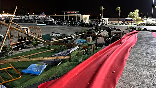 El mal tiempo ha obligado a desalojar el recinto