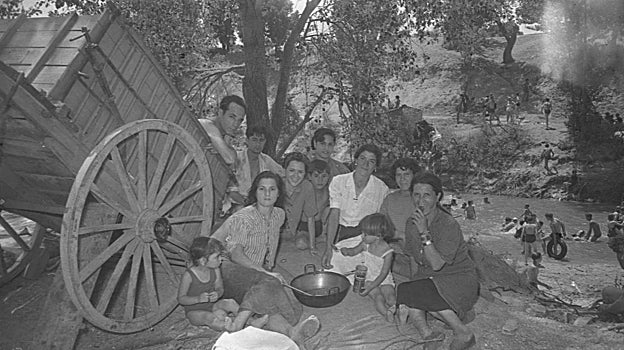 Una familia pasa el día en el río, en el año 1952