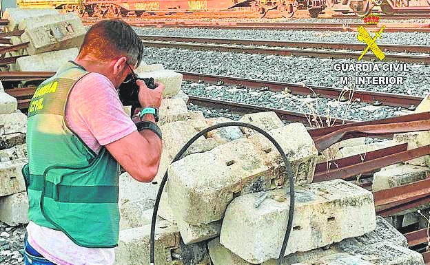 La Guardia Civil, en uno de los puntos de la red ferroviaria asaltados