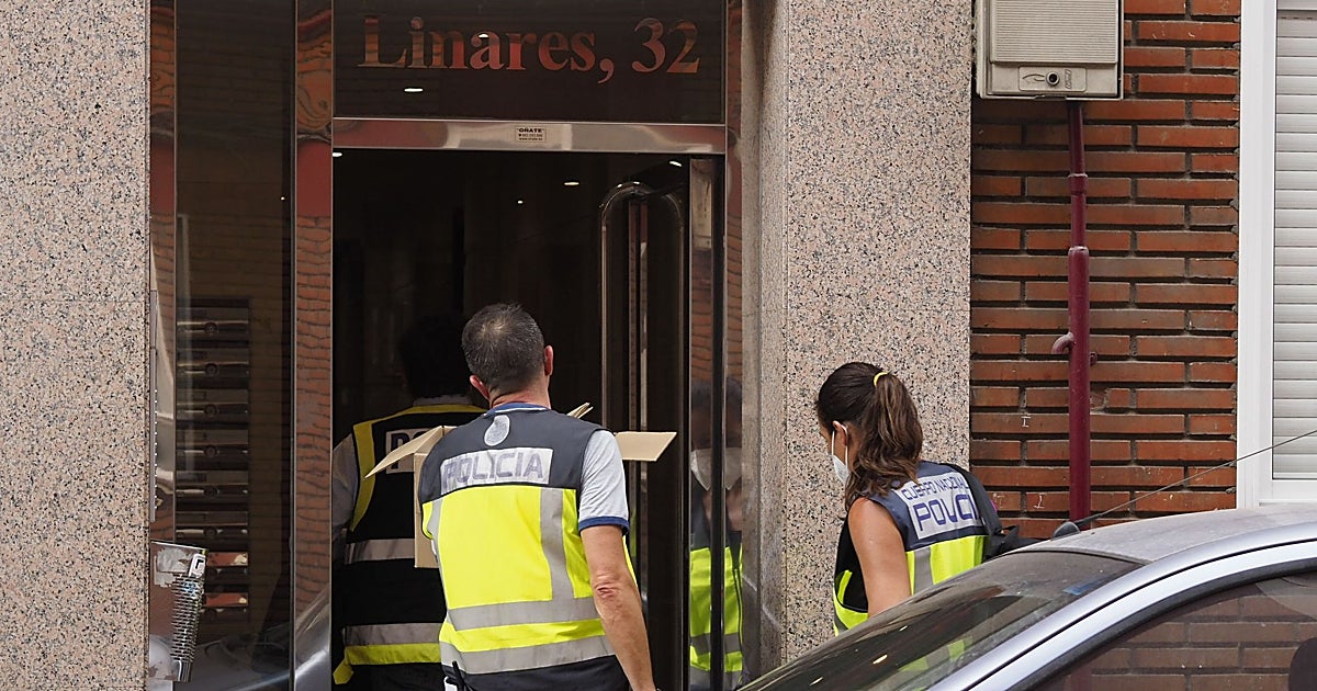 Agente de Policía acceden a uno de los pisos en los que se ha producido en suceso