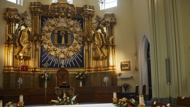 Cuadro de la Virgen de la Paloma, en el altar de su parroquia