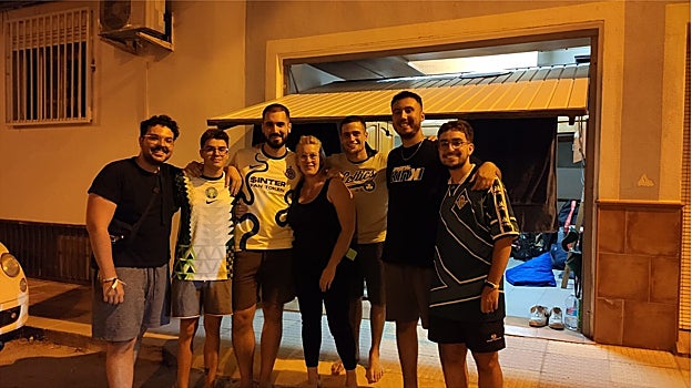 El grupo de amigos posa orgulloso con su ángel de la guarda a las puertas del garaje