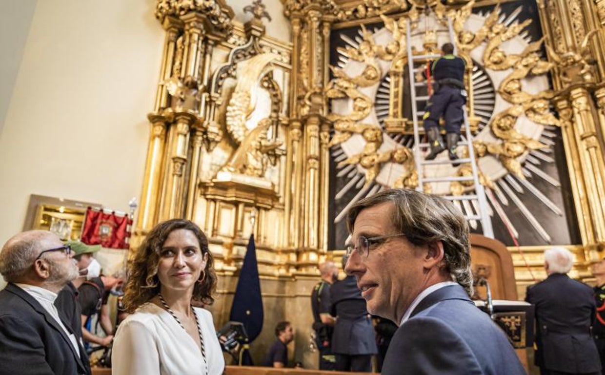 La presidenta Díaz Ayuso y el alcalde Martínez-Almeida, en el interior del templo