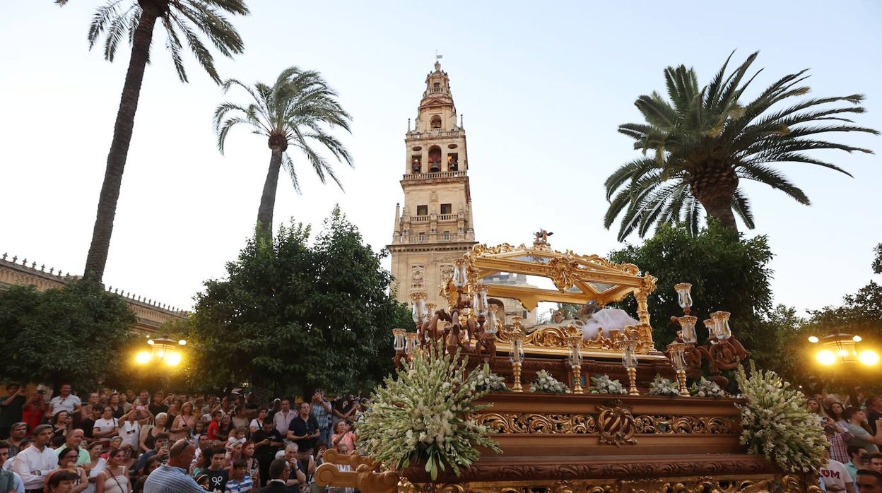 La procesión de la Virgen del Tránsito, en imágenes