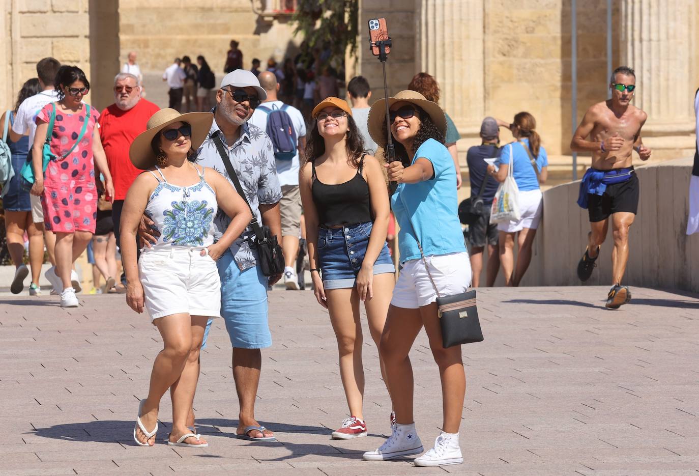 Los turistas en el último día del puente de agosto en Córdoba, en imágenes
