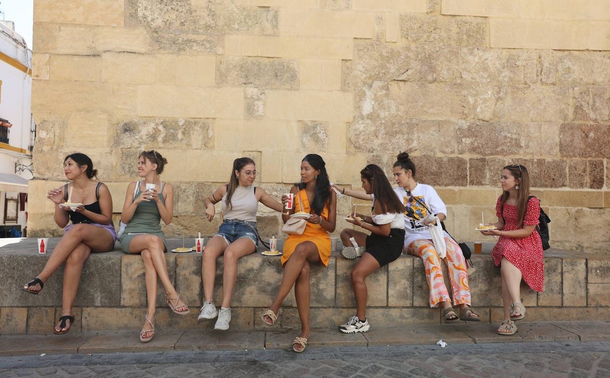 Los turistas en Córdoba durante el puente: «ahorran y lo ven todo más caro»