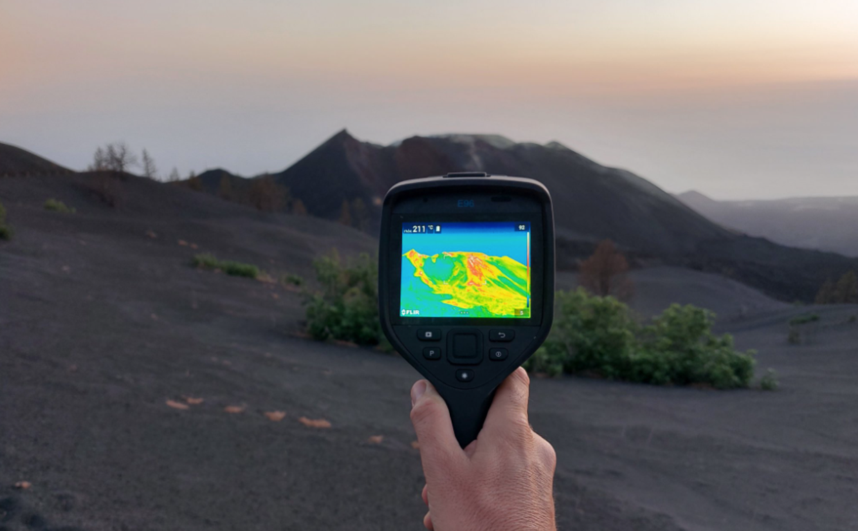 Medición de temperatura por el IGN en el entorno del cono del volcán