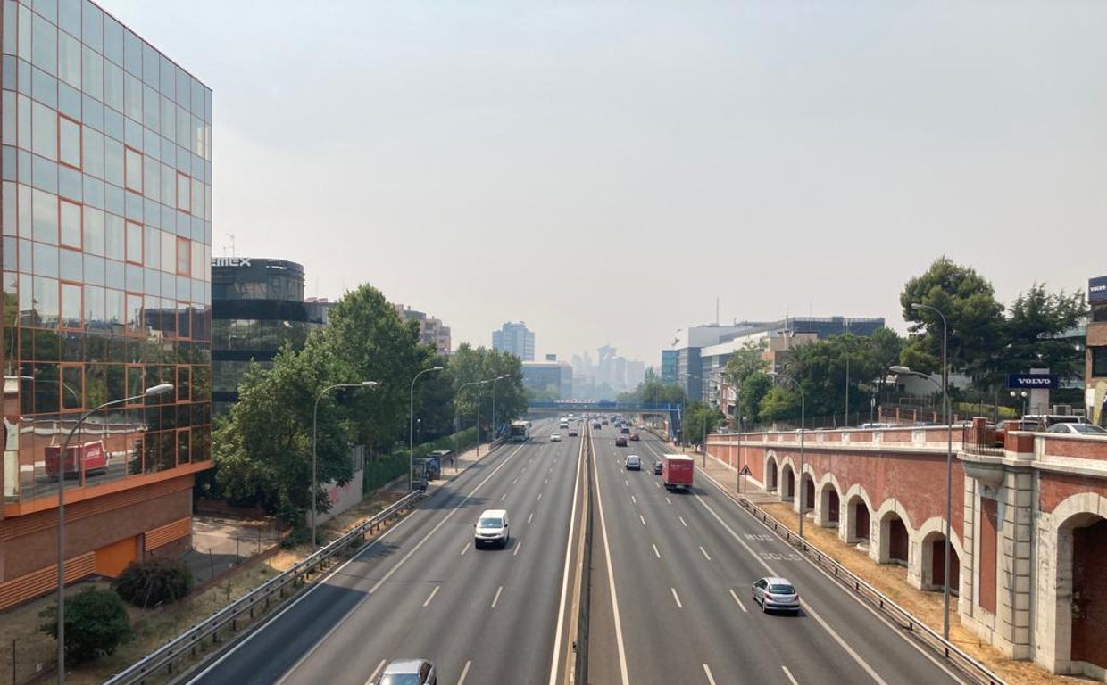 Foto de la A-2, donde se aprecia Madrid cubierta de humo