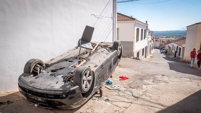 Uno de los coches destrozados tras la concentración del lunes en Íllora