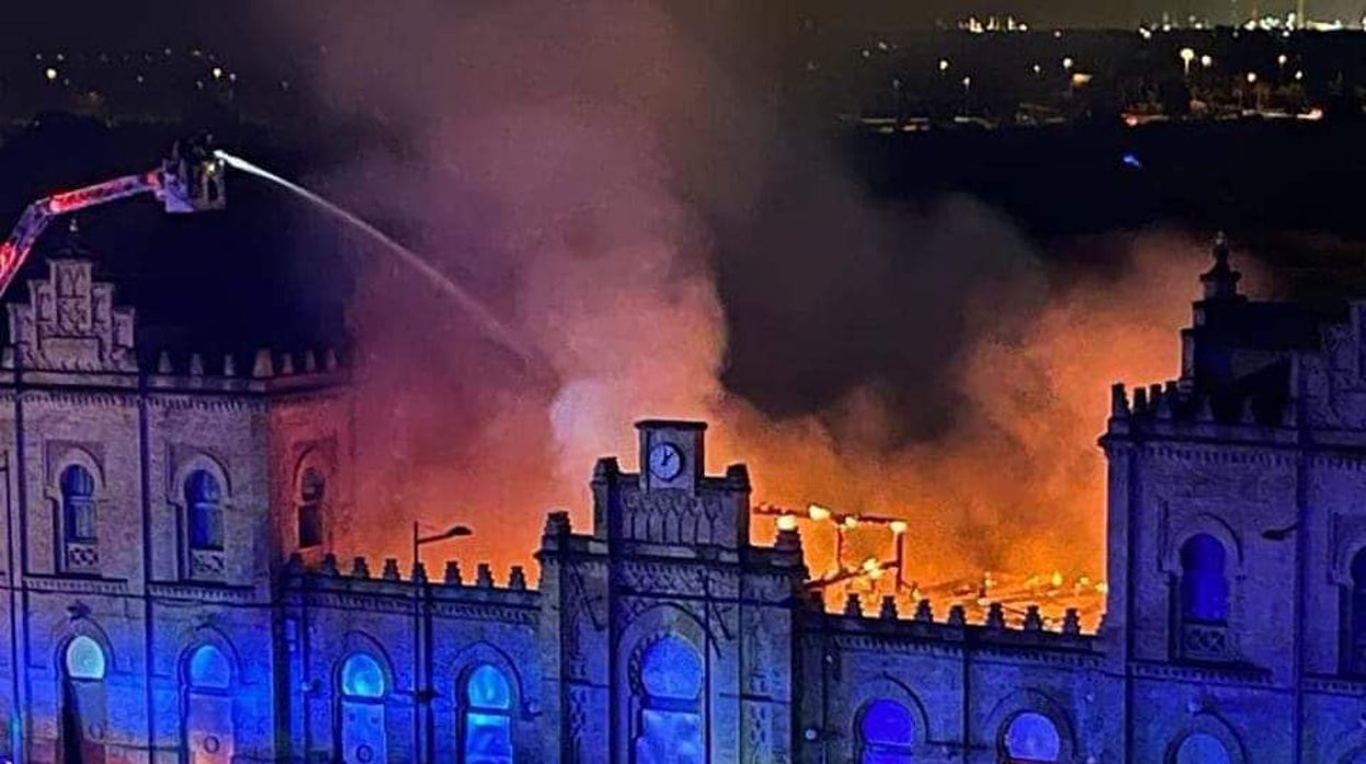 Un fuego destruye la cubierta de la antigua estación de tren de Huelva