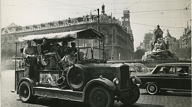 Jóvenes londinenses, en un vehículo por las calles de Madrid en el año 1963