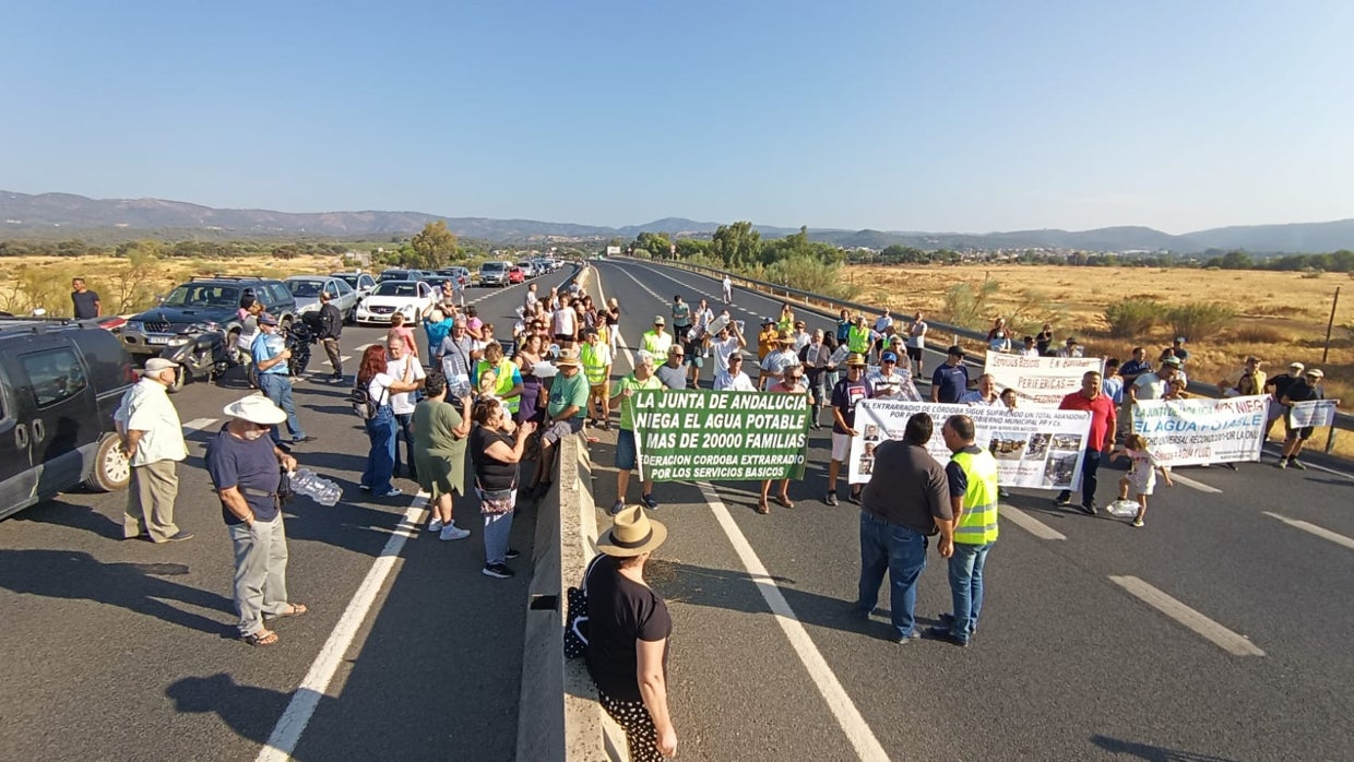 Parcelistas cortan la N-432 para exigir agua y servicios al Ayuntamiento de Córdoba