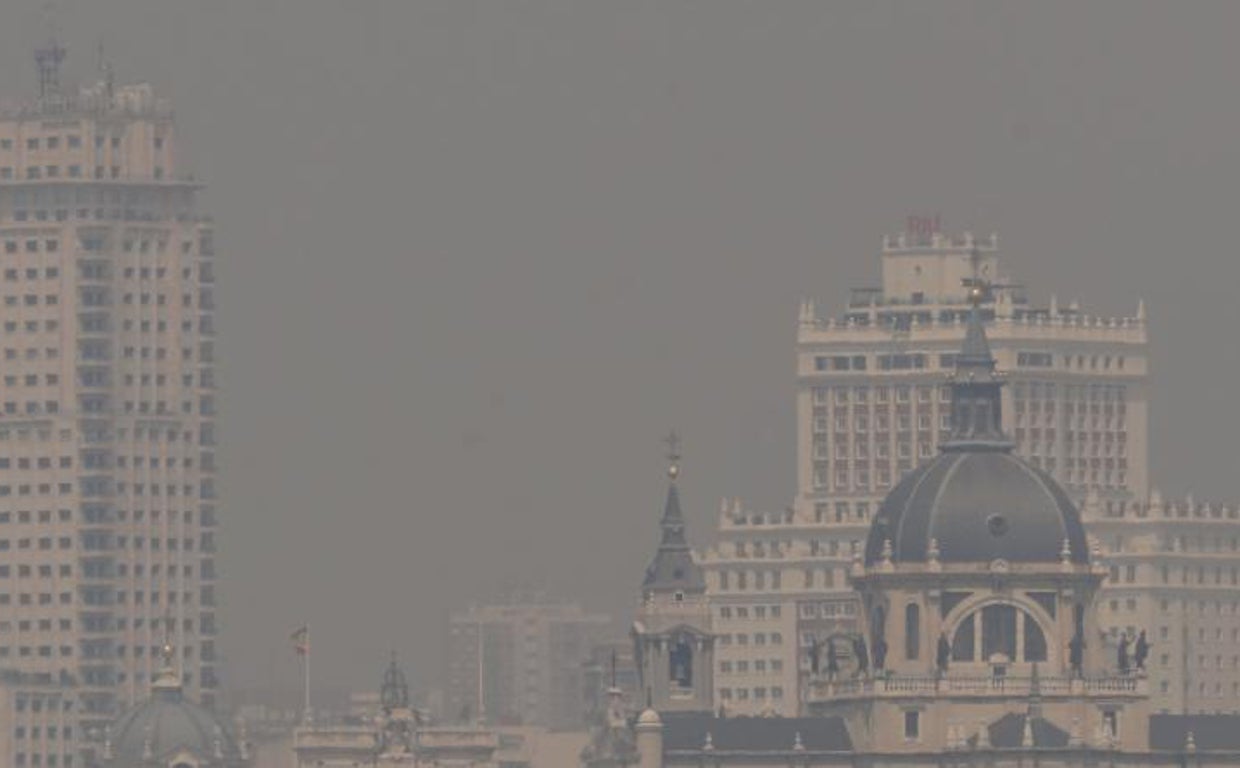 El incendio de Portugal que cubre Madrid de humo, en imágenes