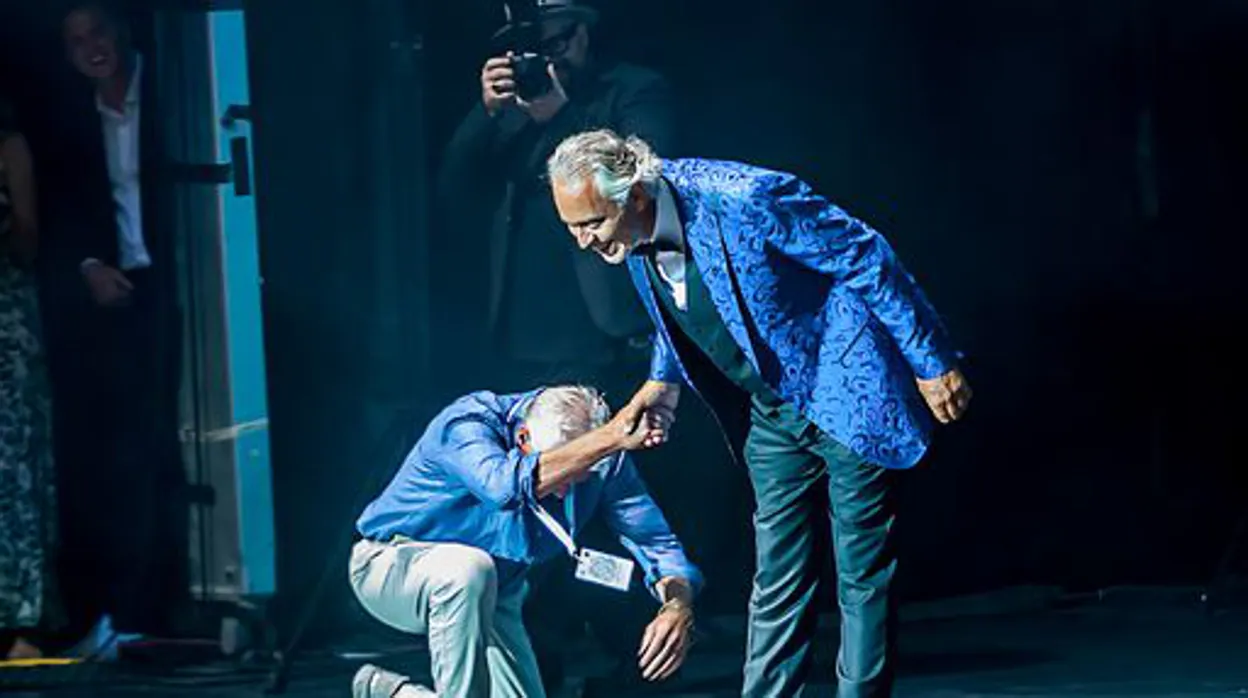 Richard Gere de rodillas ante Andrea Bocelli tras su concierto en Starlite en Marbella