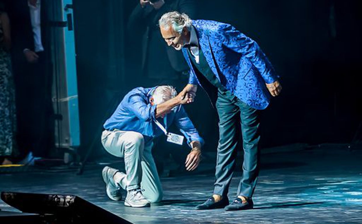 Richard Gere arrodillado ante Andrea Bocelli