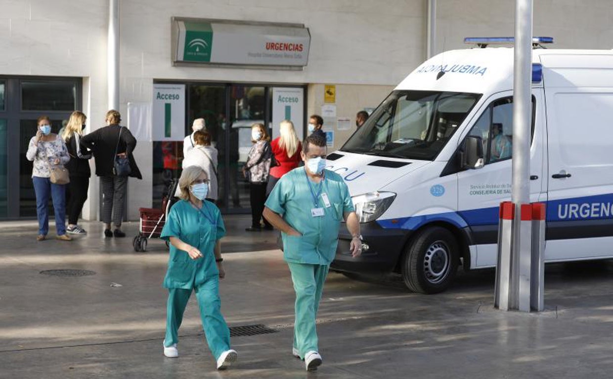 Dos sanitarios a la salida de Urgencias del Hospital Universitario Reina Sofía