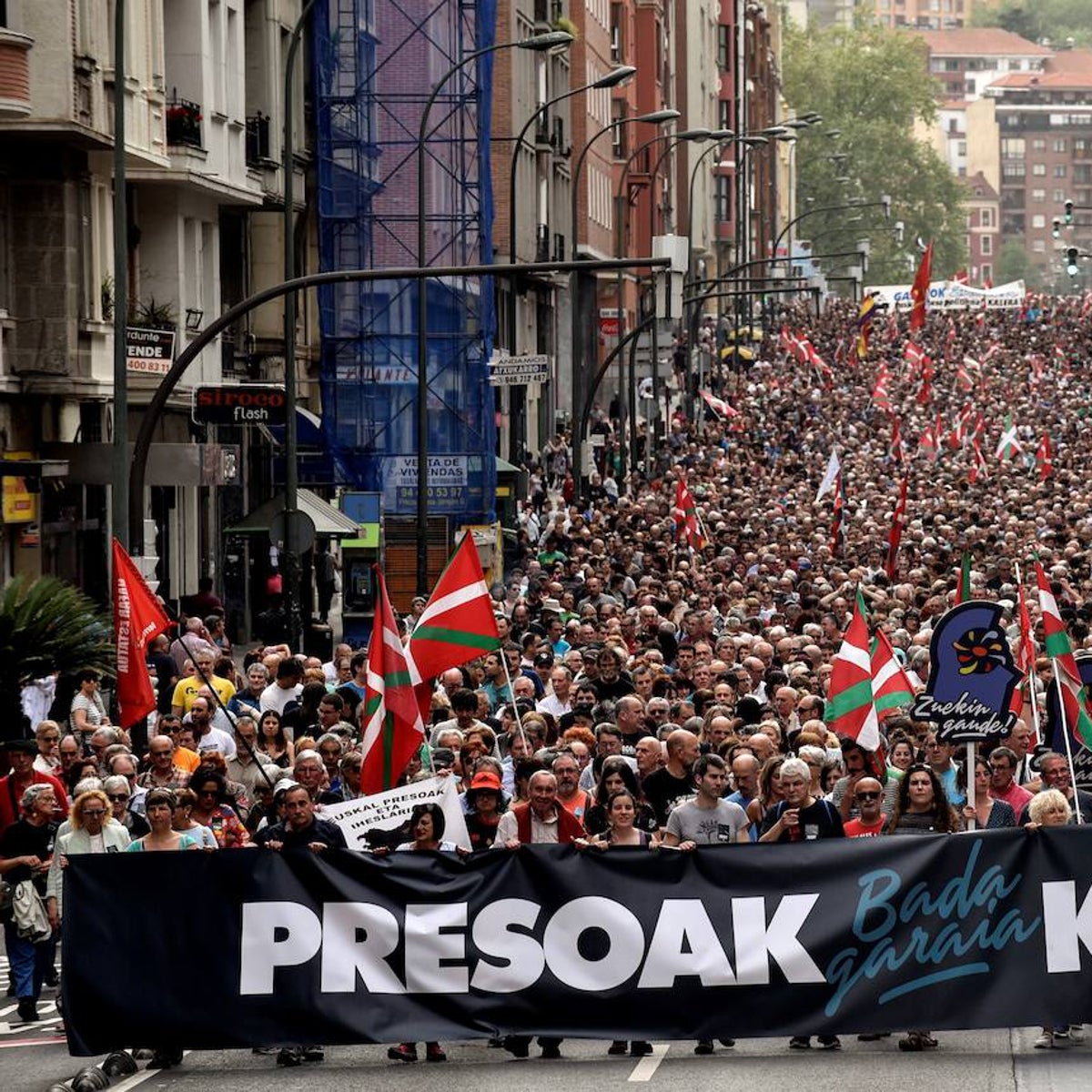 Una manifestación a favor de los presos de ETA politiza las fiestas de Bilbao