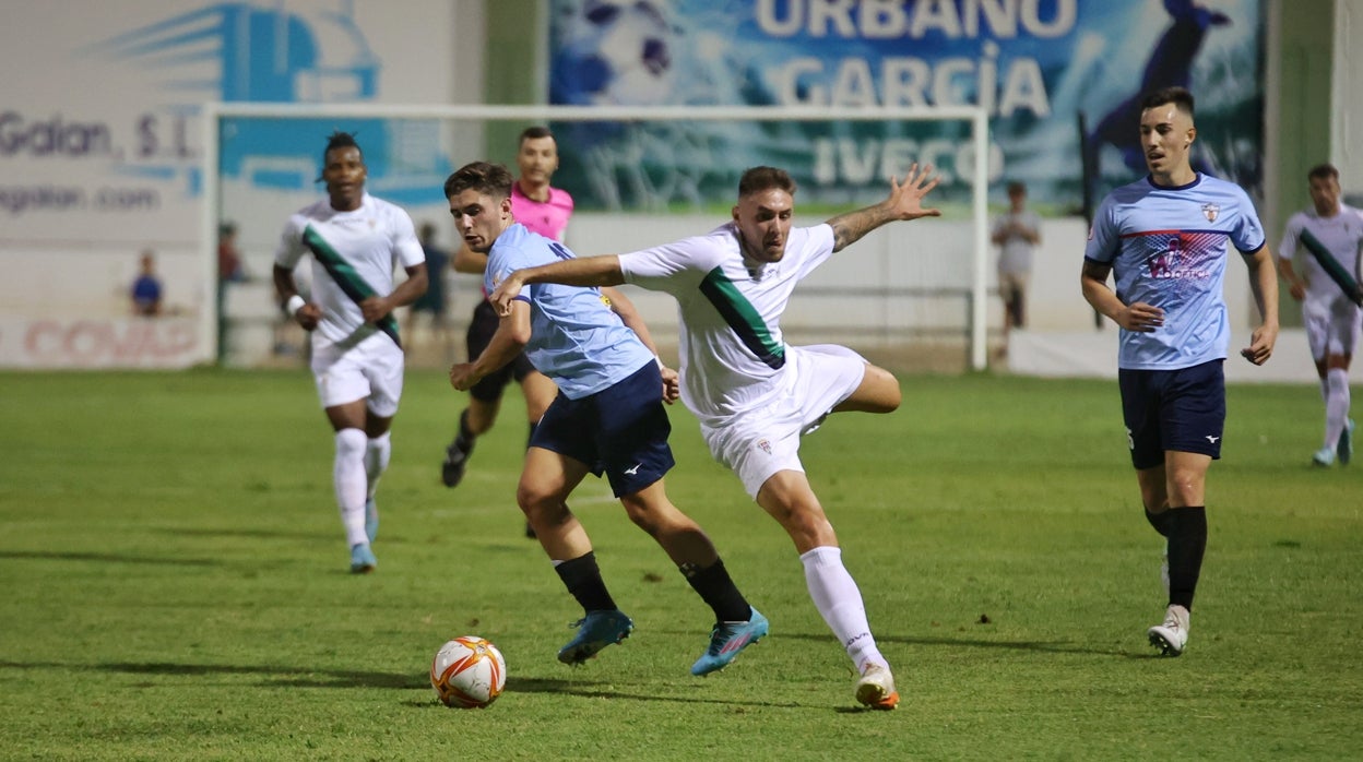 El Córdoba remonta ante el Pozoblanco en un partido muy exigente (1-2)