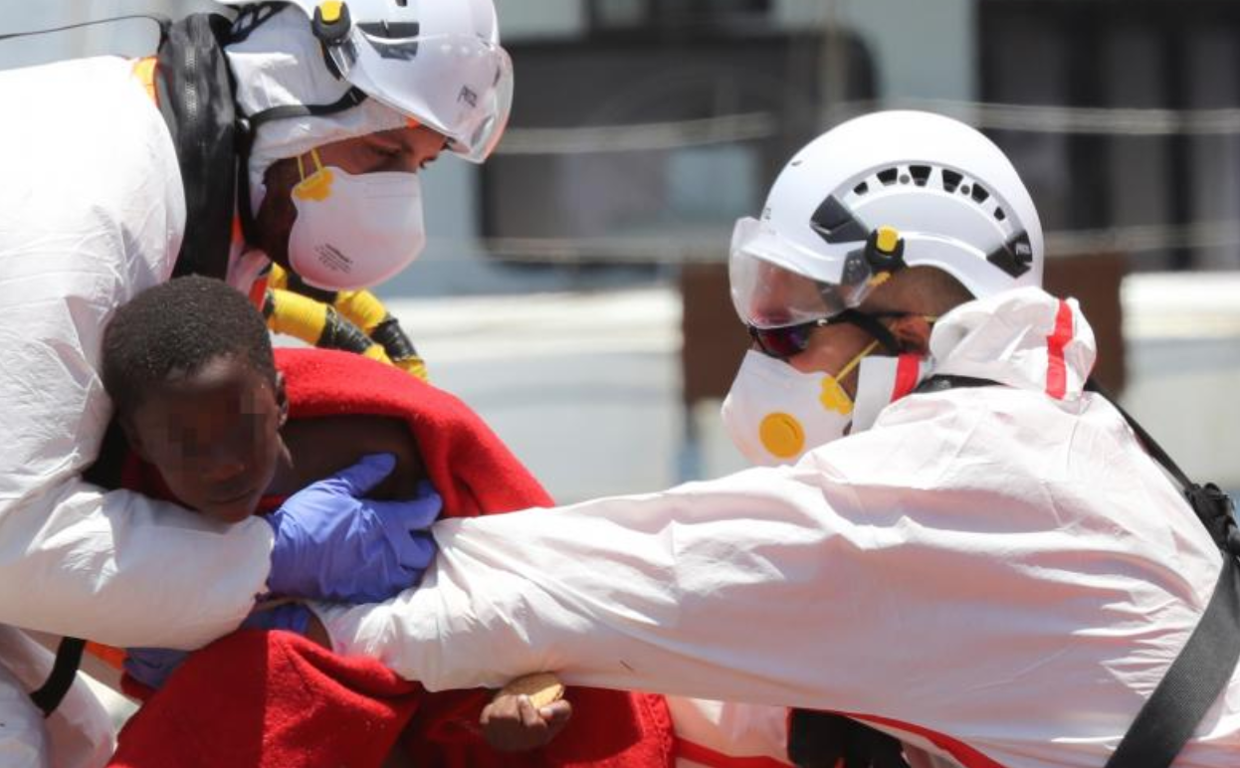 Un niño que ha sido rescatado de una patera desembarca en el muelle de Arguineguín