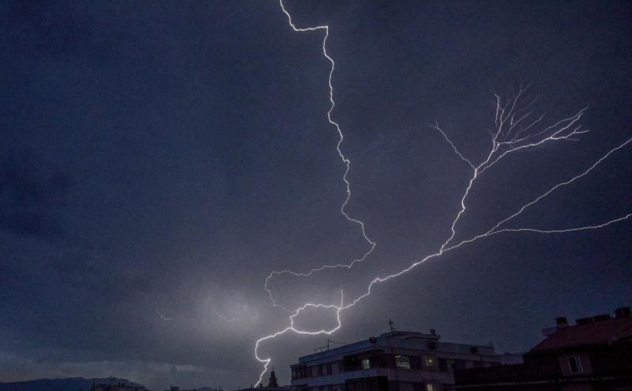 Relámpagos durante la tormenta de este miércoles en la zona del incendio de Vall d'Ebo