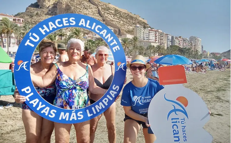 Más de 2.000 personas participan en la campaña «Tú haces Alicante» para mantener limpios los arenales alicantinos
